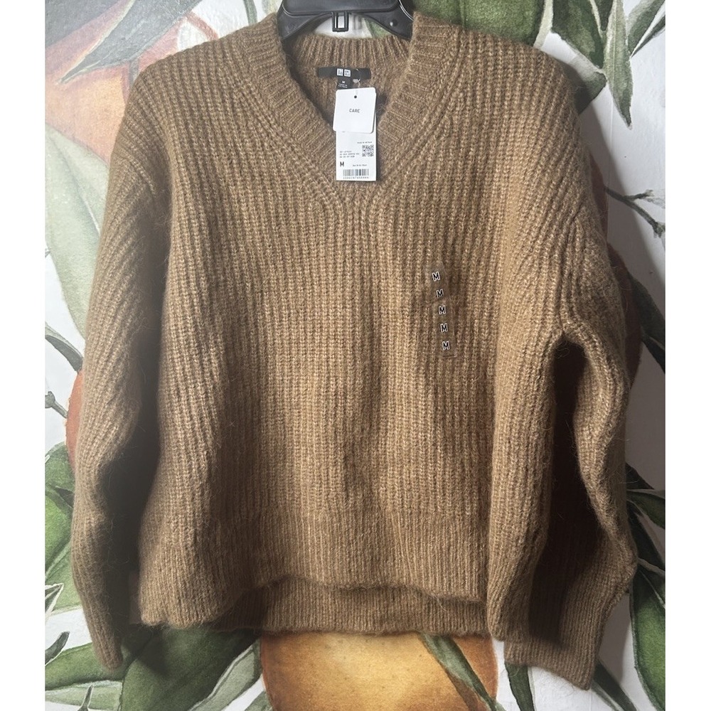 Uniqlo Medium Womens Fluffy V Neck Sweater Ribbed Tan NWT